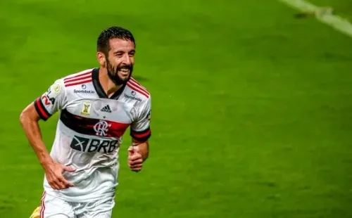 Mauricio Isla podría quedar a una victoria del Brasileirao si vence a Inter este domingo. (Foto: Getty)