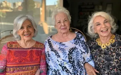 Gaby Hernández junto a sus hermanas