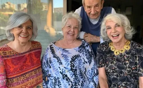 Gaby Hernández junto a sus hermanas y su cuñado de 102 años