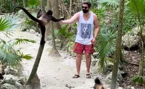 Nano Calderón con monos en sus vacaciones en México