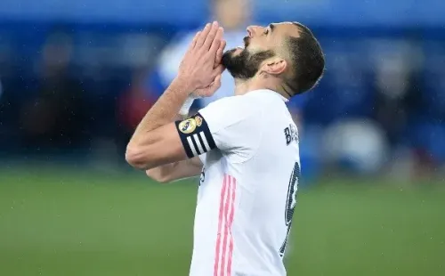 Karim Benzema está lesionado y podría perderse el partido con el Atalanta. Se esperará hasta último momento. (Foto: Getty)