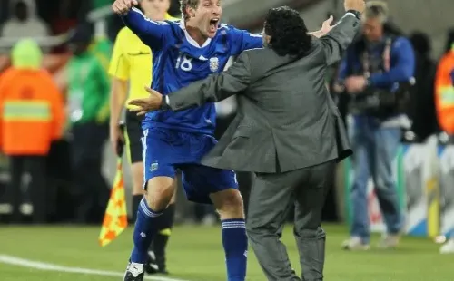 Palermo celebra con Maradona un gol en el Mundial de Sudáfrica 2010. (Foto: Getty Images)