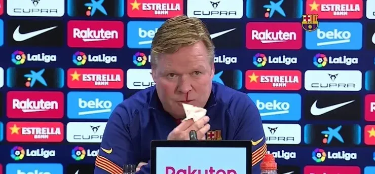 El DT sacó un pañuelo e intentó detener el sangrado, pero la hemorragia parecía ser cada vez mayor