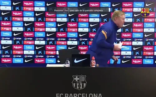 Finalmente el jefe de prensa del club detuvo la rueda de prensa para que el Dt pudiera abandonar la sala.