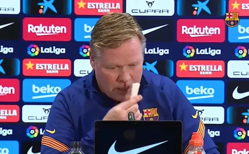Koeman intentó seguir en la conferencia, pero era cada vez más abundante el sangrado.