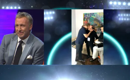 Martín Cárcamo recibiendo los zapatos de Felipe Camiroaga, junto a Sergio Arias y Daniel Sagüés.(1)