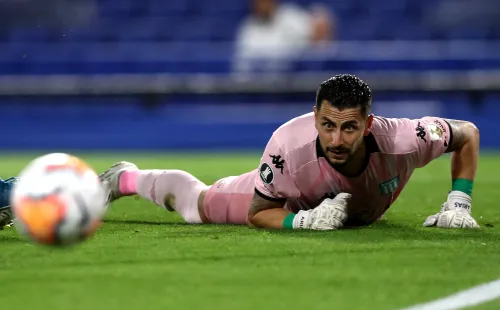 Arias es el único chileno que ha sumado minutos este campeonato. Jugó los 90 en la derrota por 2-0 frente a Banfield. (Foto: Getty)