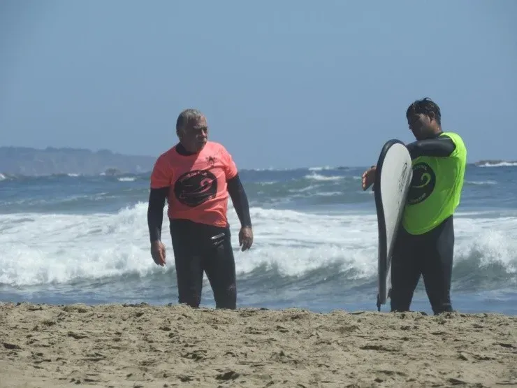 Caszely se atrevió con el surf a los 70 años.