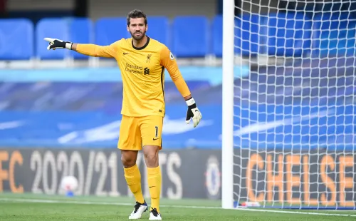 Tras la trágica noticia del fallecimiento de su padre, Alisson Becker viajó a Brasil y todavía no está confirmado si estará para jugar frente al Chelsea o no. (Foto: Getty)