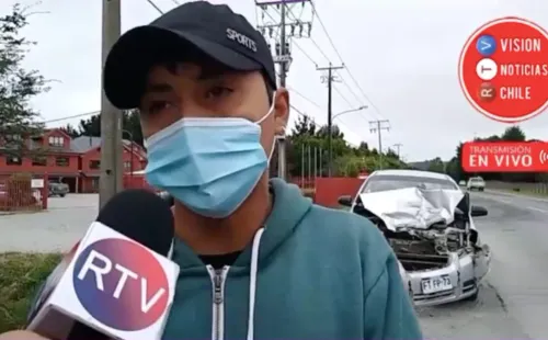 El hombre que se vio involucrado en el accidente de tránsito con Dominique Gallego. Atrás se puede ver el estado en que quedó su vehículo.