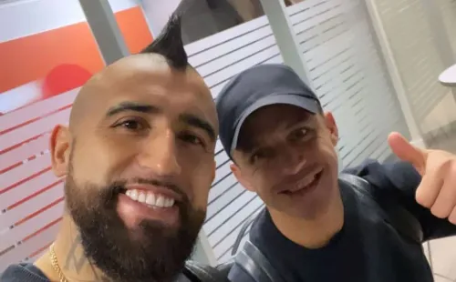 Arturo Vidal y Alexis Sánchez festejan el doblete del Niño Maravilla.