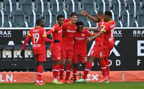 El Bayer festeja su triunfo contra el Borissia Mönchengladbach por la Bundesliga.