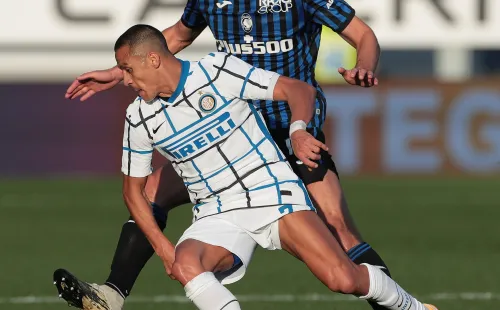 Alexis viene de una de sus mejores semanas en el Inter y peleará por minutos en este partidazo por el Calcio. (Foto: Getty)