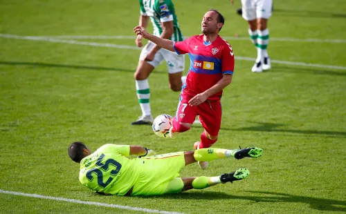 Claudio Bravo ha sido suplente los últimos partidos y espera pronto volver a la titularidad. (Foto: Getty)