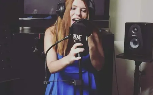 Rocío Ayala es periodista y relatora de fútbol. En televisión debutó con la Libertadores Femenina, pero su carrera se inició tiempo antes en radio Santiago, y en RedGol también tuvo un paso para un amistoso de la Roja Femenina en 2018. Ahora, vuelve al torneo que le abrió las puertas en la pantalla chica en TNT Sports. (Foto: The Clinic).