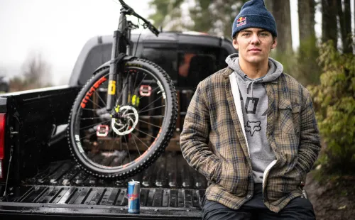 Con sólo 21 años, Finn Iles, joven canadiense figura del MTB, cumplió el sueño de grabar su propio episodio de Sound of Speed en su país natal. | Foto: Red Bull Pool Content.