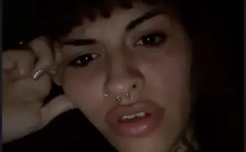 Cazzu compartiendo con sus seguidores los detalles de su conversación telefónica con Arcángel.