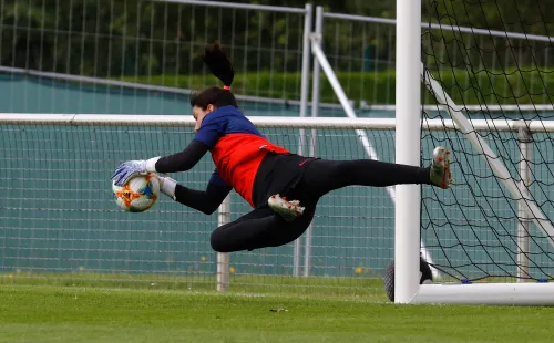 Campos tiene grandes reflejos bajo los tres tubos.