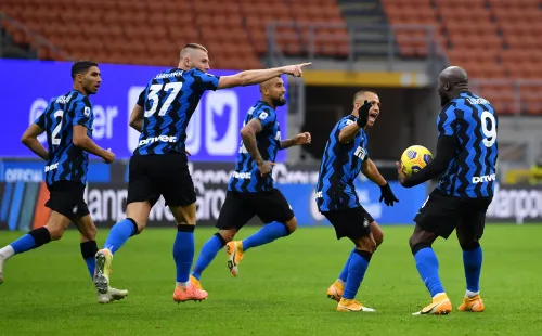 A pesar de no ser titulares indiscutidos, tanto Alexis Sánchez como Arturo Vidal han sido parte importante del plantel que puede romper una racha de 11 años sin ganar el scudetto. (Foto: Getty)