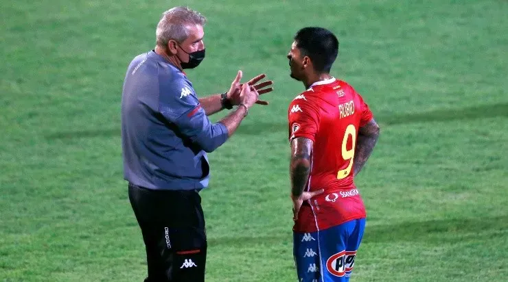 Jorge Pellicer está confiado en lo que pueda hacer Unión Española ante Independiente del Valle. Foto: Agencia Uno