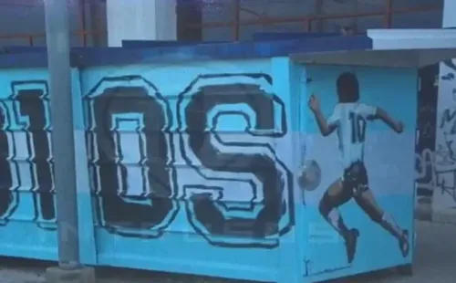 El kiosco de diarios está revestido con la imagen del Diez.