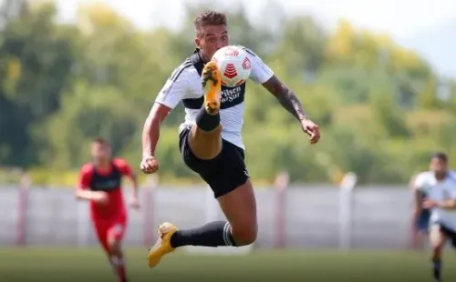Javier Parraguez sigue en racha y anotó ante Curicó Unido. Foto: Colo Colo