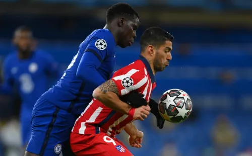 Luis Suárez no quedó contento tras ser reemplazado ante el Chelsea. Foto: Getty Images