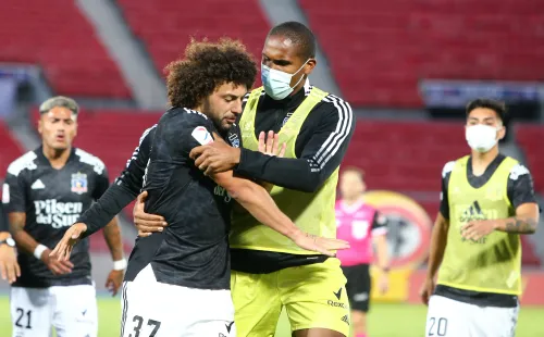 Falcón debió salir de la cancha acompañado de sus compañeros, que lo frenaron. Foto: Agencia Uno