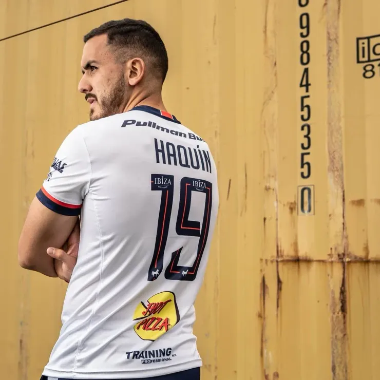 La camiseta está a la venta en elCentro Comercial Amal, local 22.