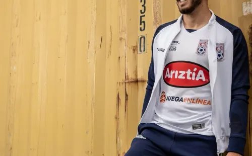 Haquín mostró con orgullo la nueva blanquiazul.