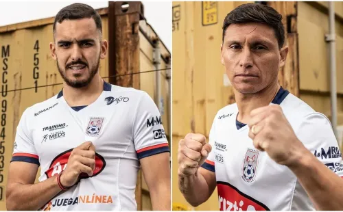 Haquín y Cabión modelaron la camiseta en redes sociales.