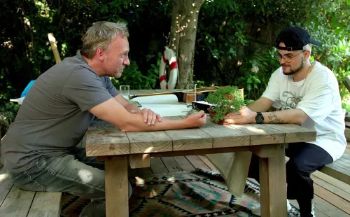 Augusto Schuster recibe un bonsái de parte de Martín Cárcamo, en “De Tú a Tú”.