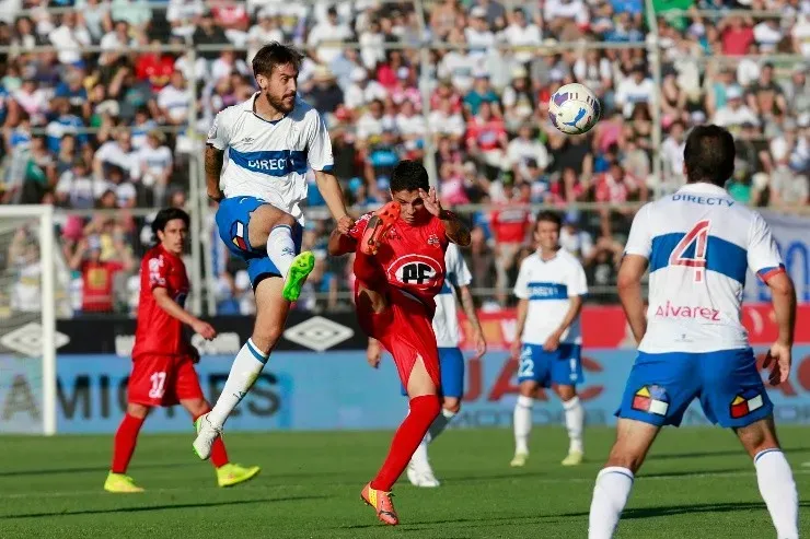 La UC derrotó a Ñublense por 2-1 el año 2015, la última vez que se enfrentaron por el Torneo Nacional. (Agencia Uno)