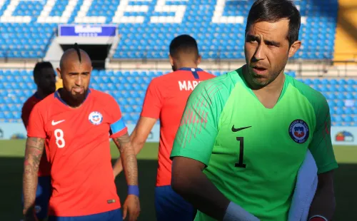 Los problemas entre Arturo Vidal y Claudio Bravo volvieron a aparecer este viernes por la capitanía. Foto: Agencia Uno