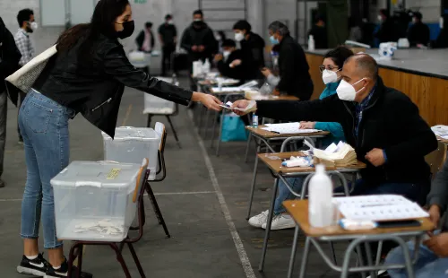 En octubre del 2020 y en plena pandemia, se llevaron de forma segura y con alta participación las elecciones del Plebiscito. Claro que hoy en Chile el aumento de casos diarios casi triplica los números de ese entonces. (Foto: Agencia UNO)