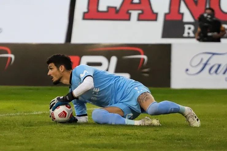 Matías Dituro, arquero de Universidad Catóica, es otro de los candidatos para ser el Jugador Juega En Línea de la primera fecha del Campeonato Nacional 2021. | Foto: Agencia Uno.