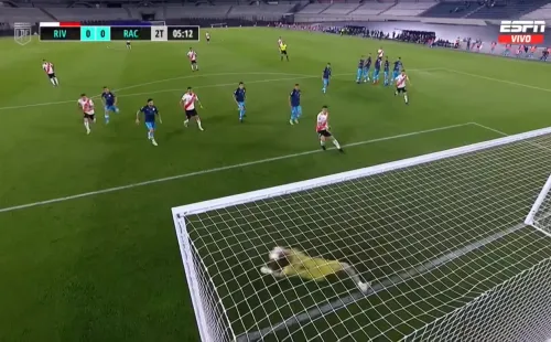 Gaby Arias vuela en forma espectacular para evitar el gol de River Plate (Pantallazo ESPN)