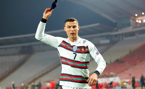 La furia de CR7: La pelota entró en su totalidad antes de que un defensor la sacara, esto generó el enojo de Cristiano Ronaldo y de toda la selección portuguesa. (Foto: Getty)