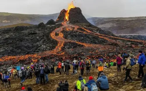 El volcán Fagradalsfjall en erupción, un show turítico en Islandia… hasta juegan con pelotas.