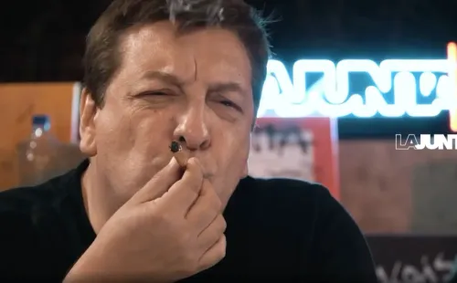 Julio César Rodríguez en medio de la conversación con Flor de Rap, donde nuevamente fumó marihuana en su programa de Youtube “La Junta”.