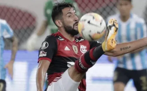 RIO DE JANEIRO, BRAZIL - DECEMBER 01: Mauricio Isla of Flamengo controls the ball during a round of sixteen second leg match between Flamengo and Racing Club as part of Copa Conmebol Libertadores 2020 at Maracana Stadium on December 01, 2020 in Rio de Janeiro, Brazil. (Photo by Antonio Lacerda - Pool/Getty Images)-Not Released (NR)