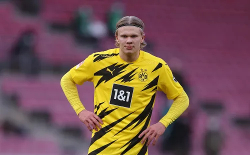 A raíz de la tremenda temporada que tuvo, Haaland parece que no extenderá por mucho su estadía en Dortmund. Barcelona y Real Madrid se pelean por contra en el delantero noruego. (Foto: Getty)