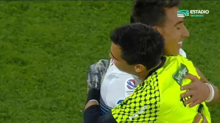 Pollo Valencia y Toselli protagonizaron un abrazo de canteranos.