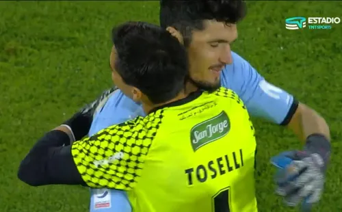 Los porteros se fundieron en un lindo abrazo.