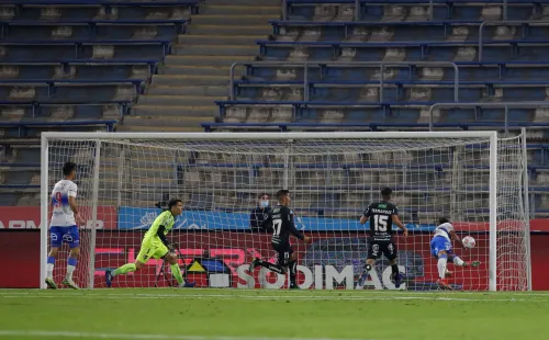 Valencia no dudó y fue de cabeza al balón.