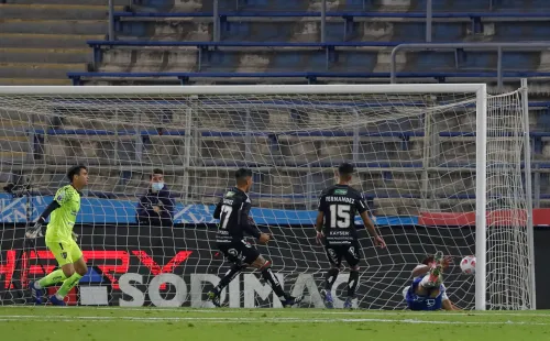 La pelota entró al arco ante la impotencia de Toselli.