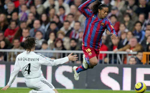 Sergio Ramos intenta cortar la magia de Ronaldinho (Getty Images)