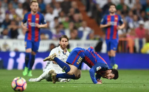 Sergio Ramos frente a Lionel Messi en un clásico español (Getty Images)