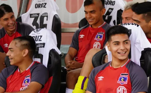 Oroz en la banca de Colo Colo “bautizado” (Dale Albo)