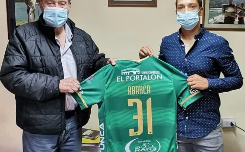 Abarca posa con la camiseta de General Velásquez, su nuevo club. Foto: Gral. Velásquez